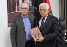 برهوم يهدي الرئيس نسخة من الكتاب
