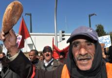 متظاهر مغربي يطالب بتحسين الوضع المعيشي