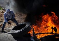فلسطينيون يشعلون الاطارات