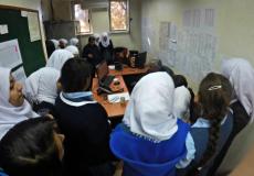 طالبات مدرسة الفتاة اللاجئة الأساسية