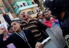 مصريون مسلمون يتظاهرون أمام الكنيسة البطرسية تنديدا بالهجوم الإرهاربي