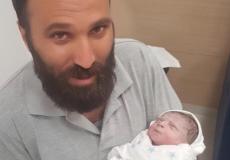 المواطن حازم سليمان برفقة طفله