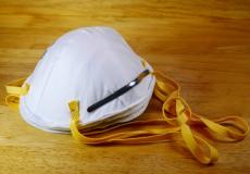 سعاد عفانة تصنع كمامات للوقاية من فيروس كورونا