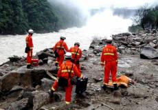 رجال إنقاذ في مكان حدوث الانهيار الأرضي - 8 مايو 2016