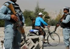 شرطي أفغاني يقف عند نقطة تفتيش