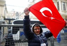 متظاهر يرفع العلم التركي أمام القنصلية الهولندية في إسطنبول
