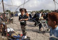 طفلة تنتظر السفر عبر معبر رفح