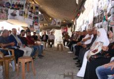 مواطنون داخل خيمة تضامن مع الاسرى الفلسطينيين في سجون الاحتلال الاسرائيلي