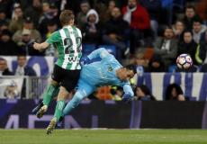 لقطة تدخل نافاس ضد اللاعب داركو براساناتش