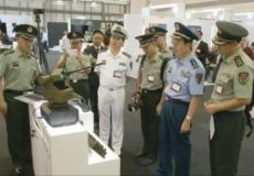 مشاركون بأحد المعارض العسكرية المقامة في إسرائيل