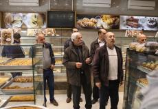 المحافظ أبو النجا خلال زيارته مخابز اليازجي