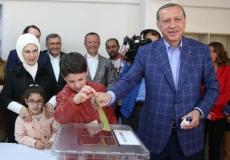 الرئيس التركي أردوغان يدلي بصوته اليوم