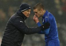 رانييري يوجه لاعبه جيرمي فاردي أثناء مباراة كاونتي