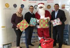 فندق في دبي يوزع هدايا عيد الميلاد لنشر البهجة في قلوب الأطفال المرضى