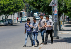 طلبة توجيهي بعد الانتهاء من تقديم الامتحان