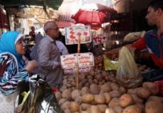 المصريون يشكون مؤخرا من ارتفاع أسعار المستلزمات الضرورية يرجعه الاقتصاديون إلى ارتفاع سعر الدولار.