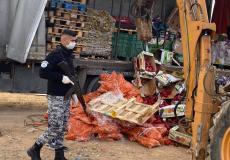  ضبط طنين من الخضار والفواكه التالفة في الخليل