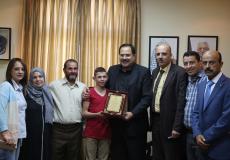 التربية تستضيف طالباً فقد بصره بسبب الاحتلال