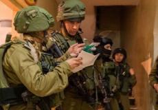 قوات الاحتلال تسلم شاباً بلاغاً لمراجعة مخابراتها