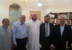 وفد حماس خلال لقاءه القيادي نزال