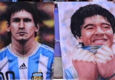 ميسي ومارادونا في لافتة بالمدرجات