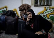 مسنة فلسطينية تنتظر السفر على معبر رفح البري
