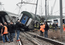 عربات قطار مدمرة