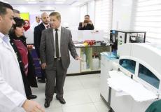 الوزير جواد عواد خلال جولة لأحد المشافي الحكومية