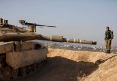 دبابة إسرائيلية تقف قرب حدود غزة
