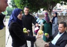 اضحك وخذ تفاحة