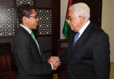 الرئيس محمود عباس، اثناء لقاء وزير الدولة للشؤون الخارجية في سنغافورة