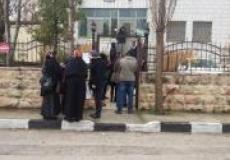 نشطاء يغلقون مقر الصليب الأحمر في البيرة