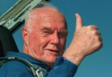 جون غلين كان ضابطا في قوات البحرية الأمريكية وعضوا بمجلس الشيوخ.