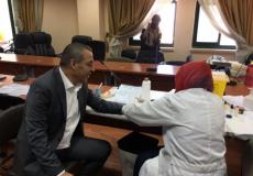 وزير الشؤون المدينة خلال تبرعه بالدم 
