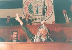 الرئيس الراحل ياسر عرفات خلال اعلان الاستقلال