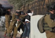 الاحتلال يعتقل فلسطينيين