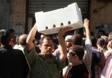 أحد سكان حلب يحمل صندوق معونات غذائية (رويترز)