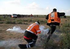 المركز الفلسطيني يصدر تقريراً حول استهداف الطواقم الطبية في مسيرات العودة