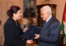 الرئيس لدى تقبله أوراق اعتماد سفيرة العراق غير المقيمة لدى فلسطين 
