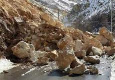 شاهد: انهيار صخري كاد أن يسحق امرأة وسيارتها