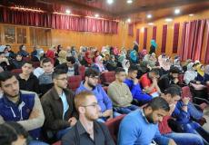 طلاب يشاركون في اليوم الدراسي