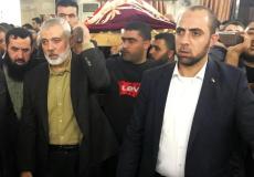 رئيس المكتب السياسي لحركة حماس اسماعيل هنية يؤدي صلاة الجنازة على جثمان شقيقه الحاج خالد هنية