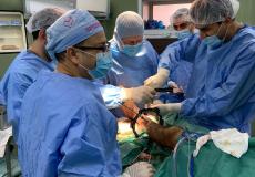 فريق جراحة العظام بمجمع الشفاء الطبي يجرى عمليات نوعية بالكسور المعقدة 