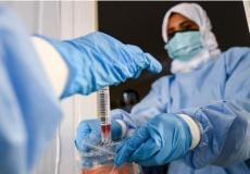 طواقم طبية تتعامل مع إصابات فيروس كورونا 