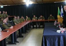 وزير الأمن الإسرائيلي المستقيل أفيغدور ليبرمان خلال زيارة وداعية لفرقة غزة