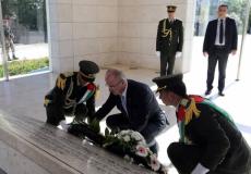 الحمد الله يضع اكليلا من الزهور على قبر الرئيس