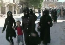 صورة نشرتها وسائل إعلام حكومية قالت إنها لمواطنين غادروا مناطق محاصرة في حلب.