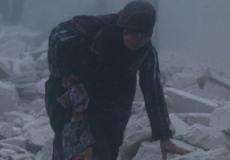 عجوز تتلمس طريقها بين أنقاض موقع دُمر في غارة جوية على حي الإنصاري في مناطق شرق حلب، الواقعة تحت سيطرة المعارضة المسلحة.