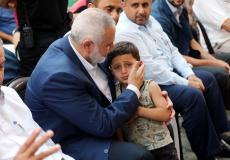 هنية يزور بيت عزاء رجل أعمال فلسطيني 