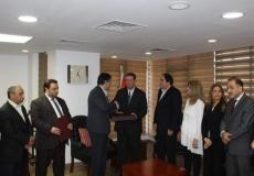 خلال تسليم السفير اللوح عائلة جمال الصوراني وسام نجمة الشرف من الدرجة العليا